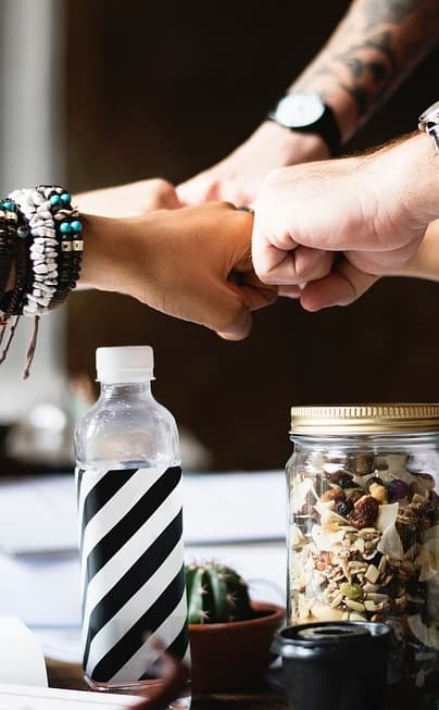 Puños unidos, símbolo de colaboración y trabajo en equipo